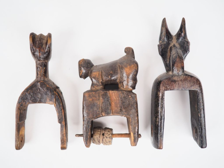 Lot de trois étriers de poulies, Côte d’Ivoire  A. Gouro Bois à patine