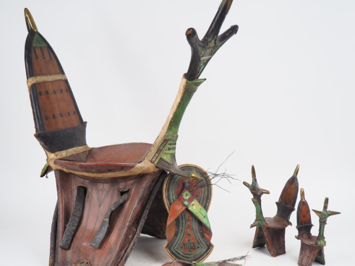 Lot comprenant une selle, deux miniatures de même type, et de sandales