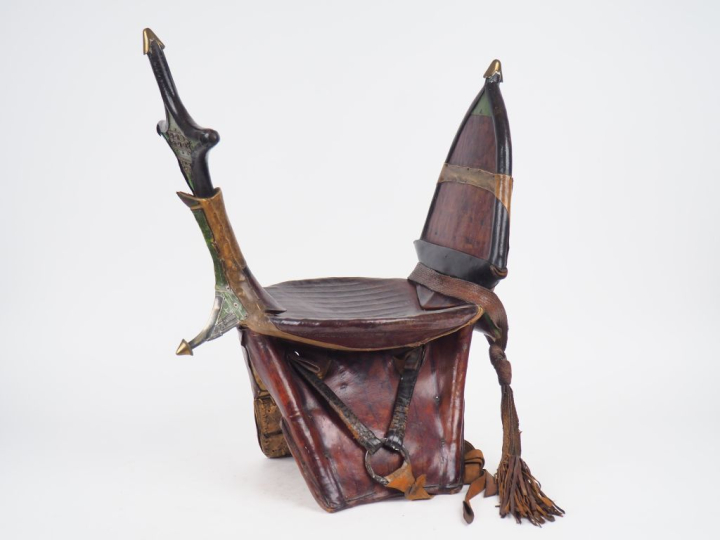 Selle de chameau ou Tamzak. Touaregs du Niger. Bois dur (tamarix ou ac