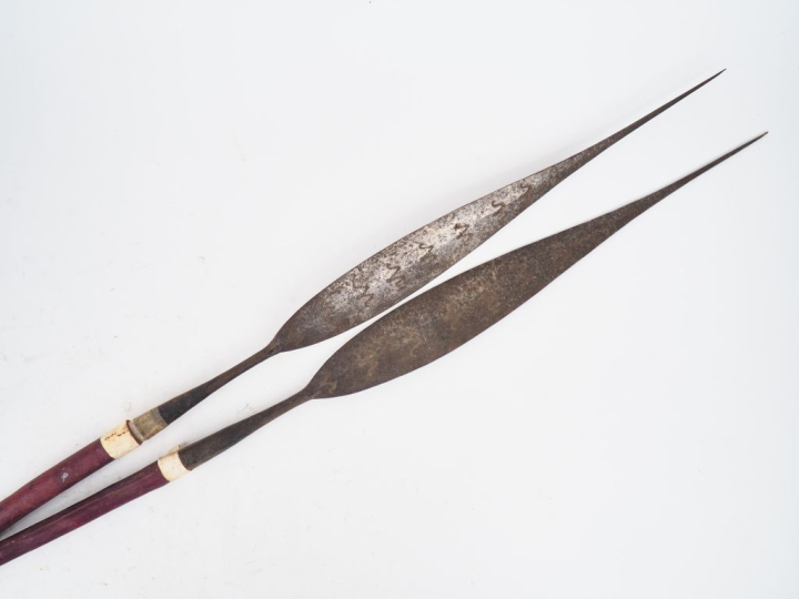 Lot de deux lances Touareg, Niger Fer, cuir rouge L. 127 cm Expert : E