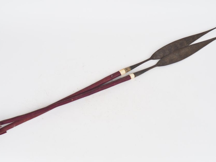 Lot de deux lances Touareg, Niger Fer, cuir rouge L. 127 cm Expert : E