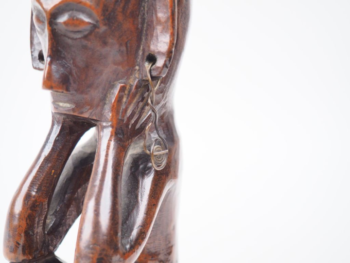 Statuette Îles Taminbar (?), Indonésie  Bois à patine brune, métal, ve