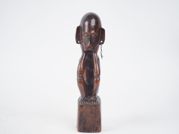 Statuette Îles Taminbar (?), Indonésie  Bois à patine brune, métal, ve
