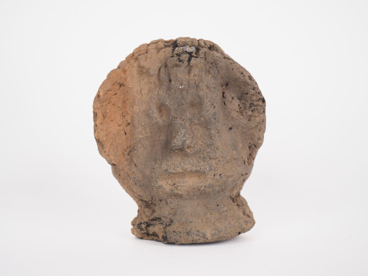 Tête modelée Sao (?), Tchad Terre-cuite à engobe grisâtre H. 10 cm Vis