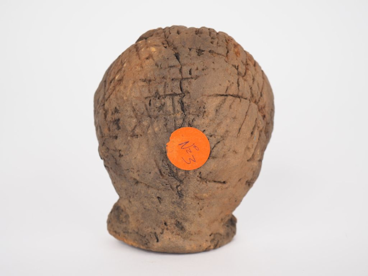 Tête modelée Sao (?), Tchad Terre-cuite à engobe grisâtre H. 10 cm Vis