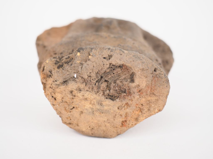 Tête modelée Sao (?), Tchad Terre-cuite à engobe grisâtre H. 10 cm Vis