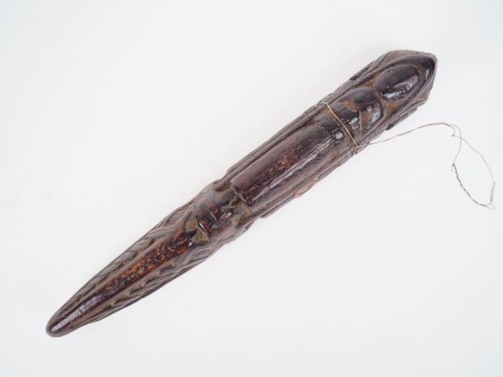 Dague rituelle ou phurbu, Népal Bois à patine brun foncé brillante L. 