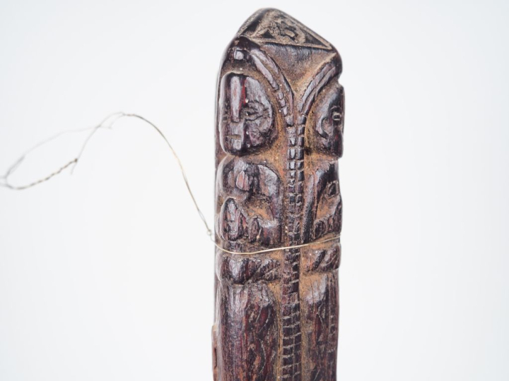 Dague rituelle ou phurbu, Népal Bois à patine brun foncé brillante L. 