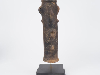 Vente aux enchères Tête Bura, Niger  Terre-cuite à engobe noir H. 25 cm Tête funéraire po