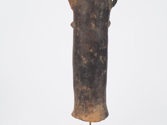 Tête Bura, Niger  Terre-cuite à engobe noir H. 25 cm Tête funéraire po