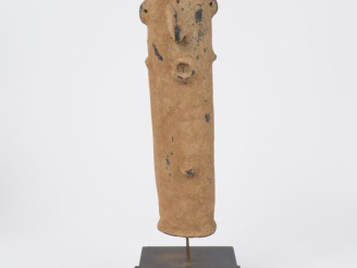 Vente aux enchères Tête Bura Asinda Sikka, Niger Terre-cuite à engobe clair H. 26,5 cm Sc