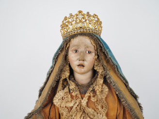 Vente aux enchères Ecole française XVIIIème. "Vierge couronnée". Sculpture en stuc polych