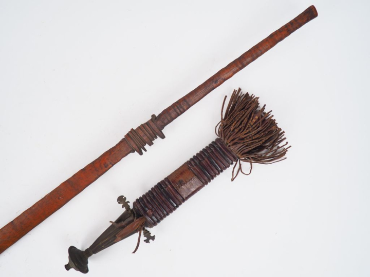 Dague et son fourreau, Niger (?) Bois, fer, alliage de cuivre, cuir, r