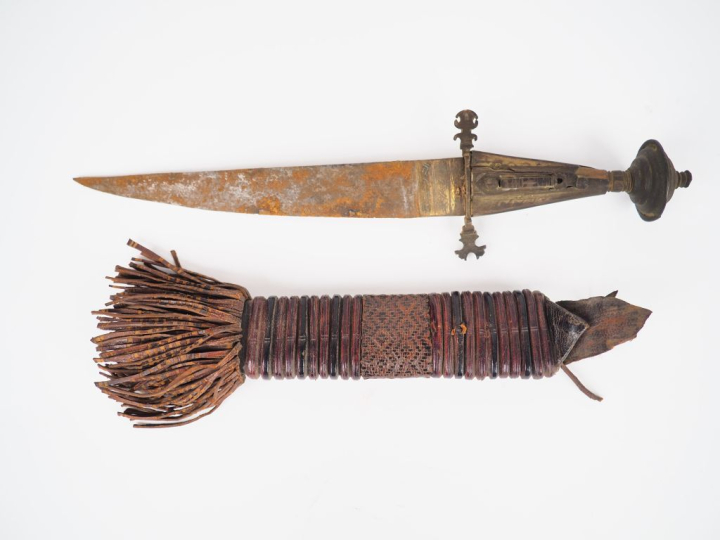 Dague et son fourreau, Niger (?) Bois, fer, alliage de cuivre, cuir, r