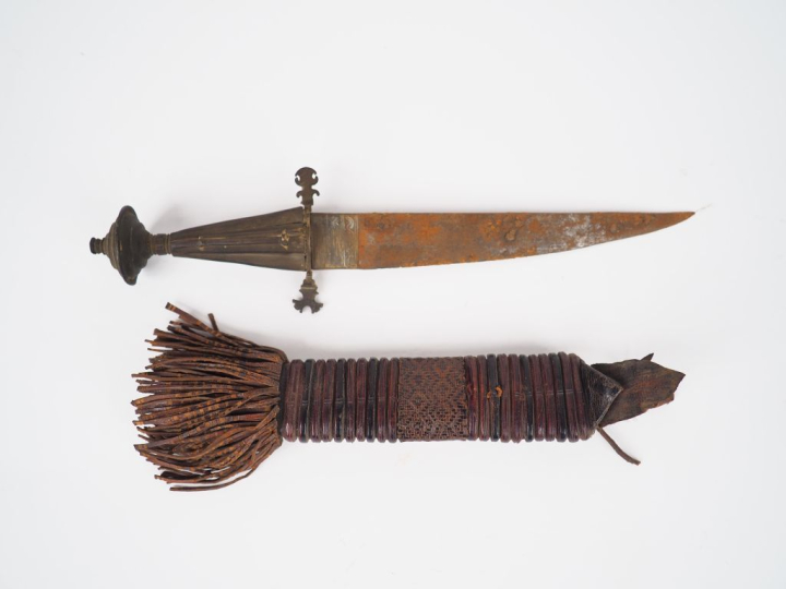 Dague et son fourreau, Niger (?) Bois, fer, alliage de cuivre, cuir, r