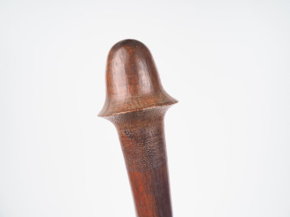 Vente aux enchères Massue Kanak, Nouvelle Calédonie Bois dur à patine brune brillante L. 