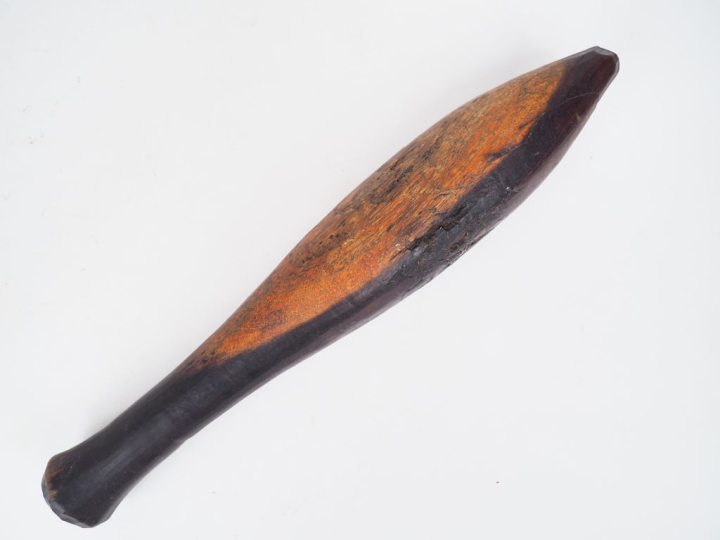 Battoir à tapa Kanak, Nouvelle Calédonie ( ?) Bois dur à patine brun n