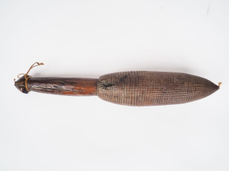 Vente aux enchères Battoir à tapa Kanak, Nouvelle Calédonie Bois dur à patine brune brill