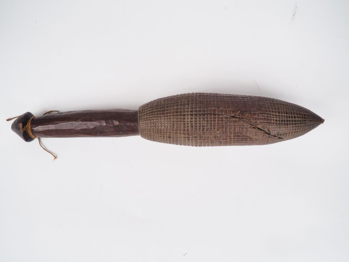 Battoir à tapa Kanak, Nouvelle Calédonie Bois dur à patine brune brill