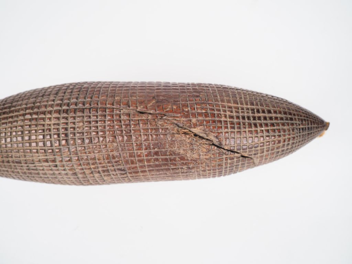 Battoir à tapa Kanak, Nouvelle Calédonie Bois dur à patine brune brill