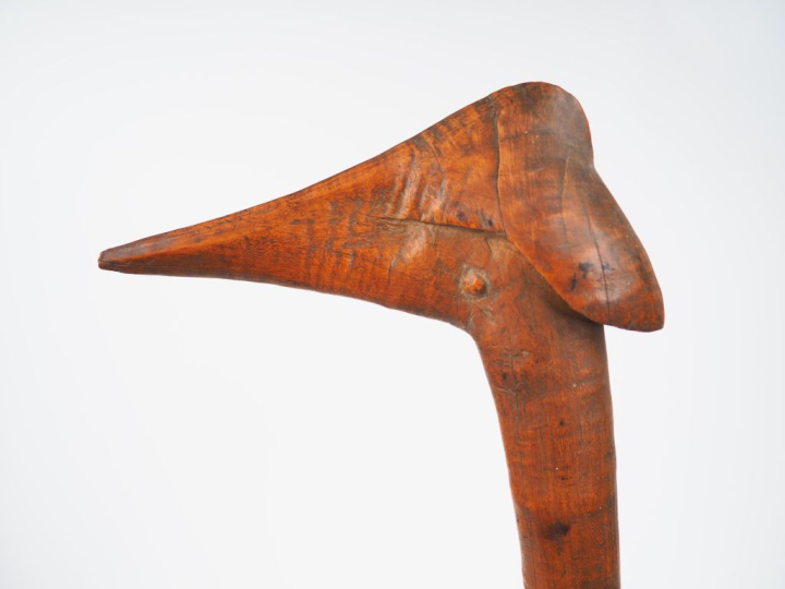 Massue Kanak, Nouvelle Calédonie Bois à patine brun chaud, tapa, fibre