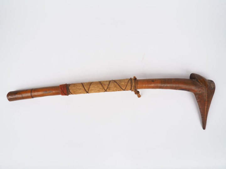 Massue Kanak, Nouvelle Calédonie Bois à patine brun chaud, tapa, fibre