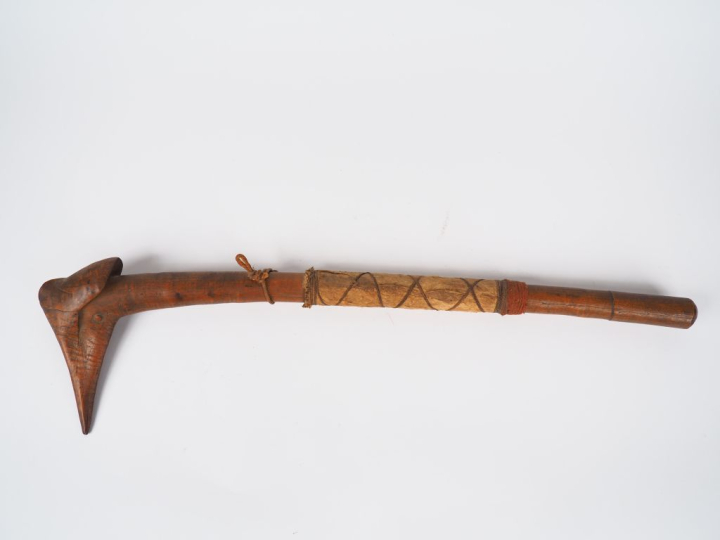 Massue Kanak, Nouvelle Calédonie Bois à patine brun chaud, tapa, fibre