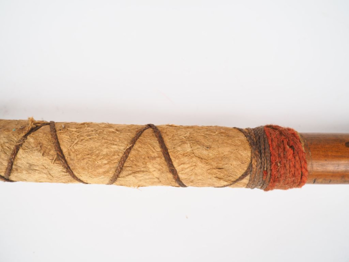 Massue Kanak, Nouvelle Calédonie Bois à patine brun chaud, tapa, fibre