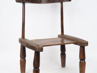 Vente aux enchères Chaise Senoufo, Côte d’Ivoire Bois à patine brune, pièces de monnaie H