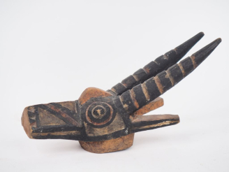 Vente aux enchères Elément Nuna, Burkina Faso Bois à patine brune, pigments L. 22 cm Figu