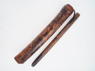 Vente aux enchères Bambou gravé, Indonésie (?)  L. 35 cm et 35,5 cm Bambou gravé de signe