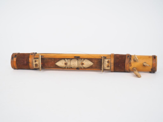 Vente aux enchères Instrument de musique, Asie Bambou, os (?), velours L. 39 cm Expert : 