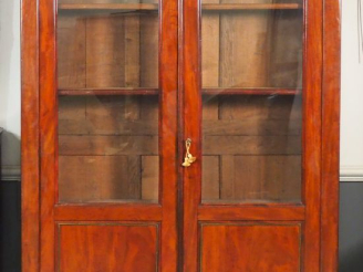 Vente aux enchères Bibliothèque Louis-Philippe en acajou et placage d'acajou, ouvrant à d