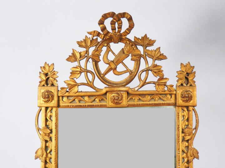 Grande glace Napoléon III de style Louis XVI en bois et stuc doré, à d