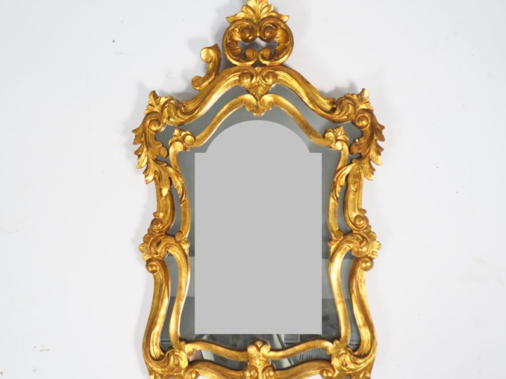 Petit miroir à parecloses de style Louis XV en bois et stuc doré. Dim.