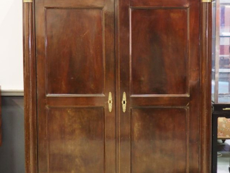 Vente aux enchères Armoire basse de style Empire en acajou et placage d'acajou à décor de