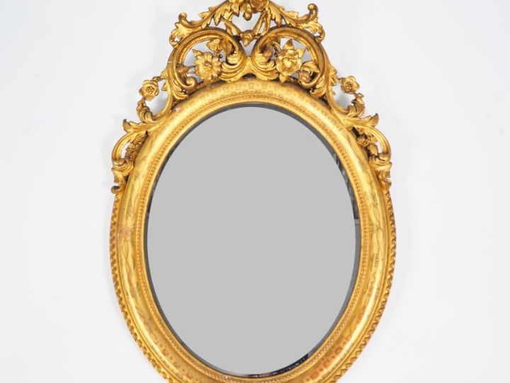 Miroir médaillon Napoléon III en bois et stuc doré surmonté d'un front