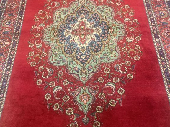 Grand tapis d'Orient fond rouge. Dim. 430 x 320 cm