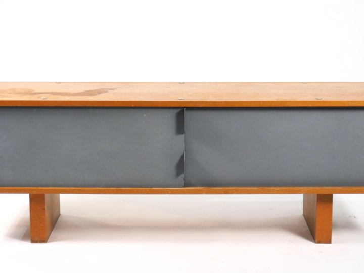 Charlotte PERRIAND.  Bahut à joues avec portes coulissantes en polyest