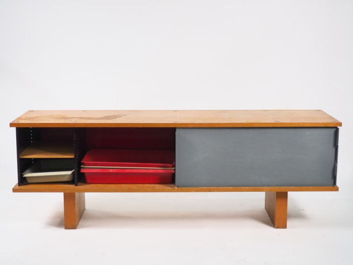 Charlotte PERRIAND.  Bahut à joues avec portes coulissantes en polyest