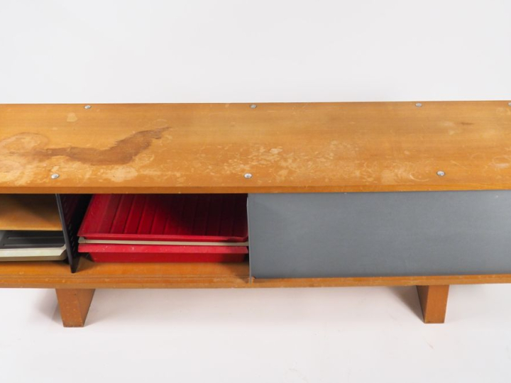 Charlotte PERRIAND.  Bahut à joues avec portes coulissantes en polyest