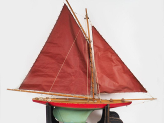 Vente aux enchères Superbe jouet, bateau à voile des années 30.  "le Philip". Dim. 77 x 5