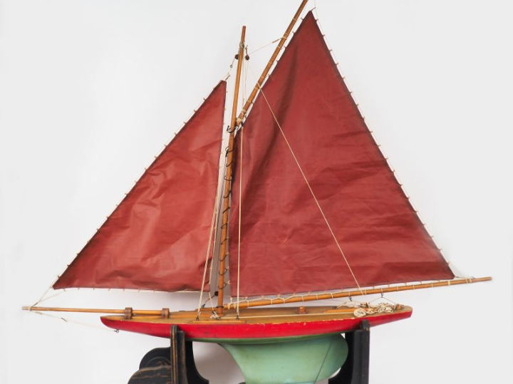 Superbe jouet, bateau à voile des années 30.  "le Philip". Dim. 77 x 5