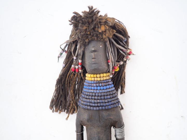 Poupée Turkana, Afrique du Sud Bois à patine brun noir, perles de verr