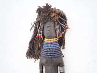 Vente aux enchères Poupée Turkana, Afrique du Sud Bois à patine brun noir, perles de verr