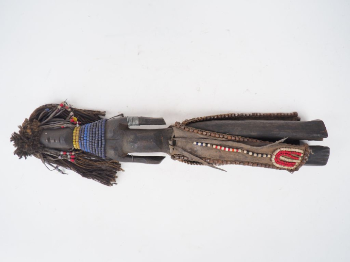 Poupée Turkana, Afrique du Sud Bois à patine brun noir, perles de verr