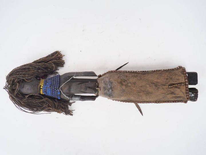 Poupée Turkana, Afrique du Sud Bois à patine brun noir, perles de verr