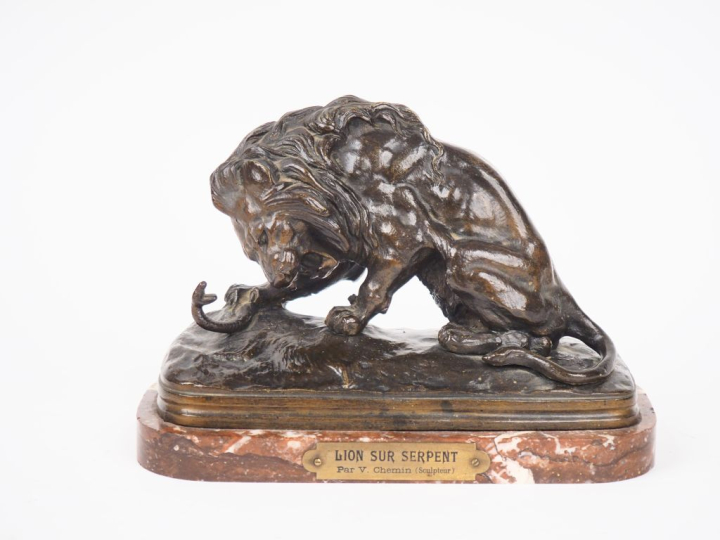 V. CHEMIN.  "lion sur serpent".  Sculpture en bronze à patine brune, s