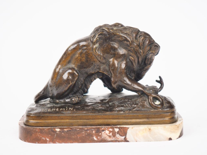 V. CHEMIN.  "lion sur serpent".  Sculpture en bronze à patine brune, s