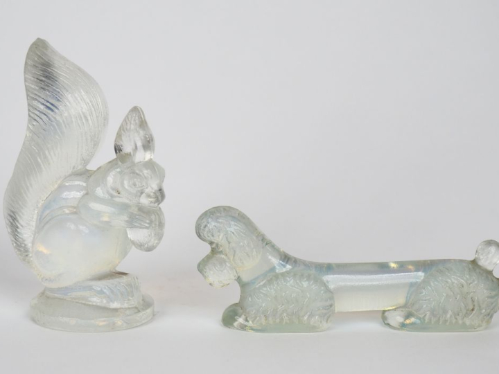 SABINO.  "l'écureuil" Sujet en verre opalescent. Signé SABINO (attribu